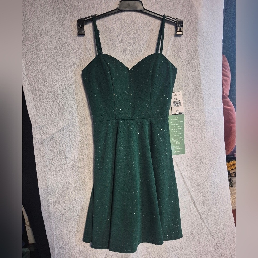 City Triangkew Elegant Green Spaghetti Strap Dress